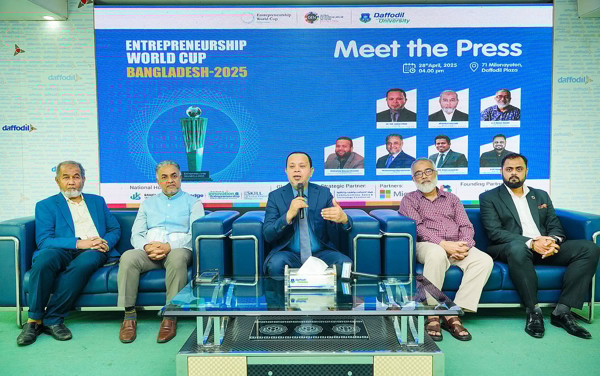এন্ট্রাপ্রেনিউরশিপ ওয়ার্ল্ড কাপ বাংলাদেশ ২০২৫ উপলক্ষে আয়োজিত মিট দ্য প্রেস অনুষ্ঠানে বক্তব্য দিচ্ছেন গ্লোবাল এন্ট্রাপ্রেনিউরশিপ নেটওয়ার্ক বাংলাদেশ ও ড্যাফোডিল ইন্টারন্যাশনাল ইউনিভার্সিটির চেয়ারম্যান মো. সবুর খান