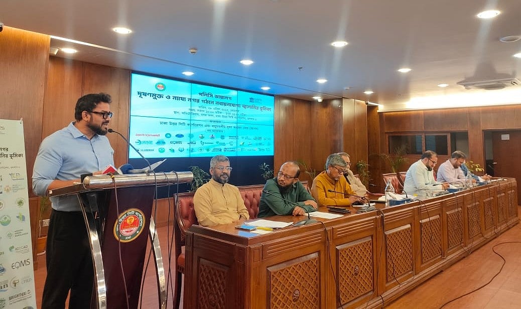 গুলশানে ঢাকা উত্তর সিটির নগরভবনে ‘দূষণমুক্ত ন্যায্য নগর গঠনে নবায়নযোগ্য জ্বালানির ভূমিকা’ শীর্ষক পলিসি ডায়ালগে বক্তব্য দেন ডিএনসিসি প্রশাসক মোহাম্মদ এজাজ