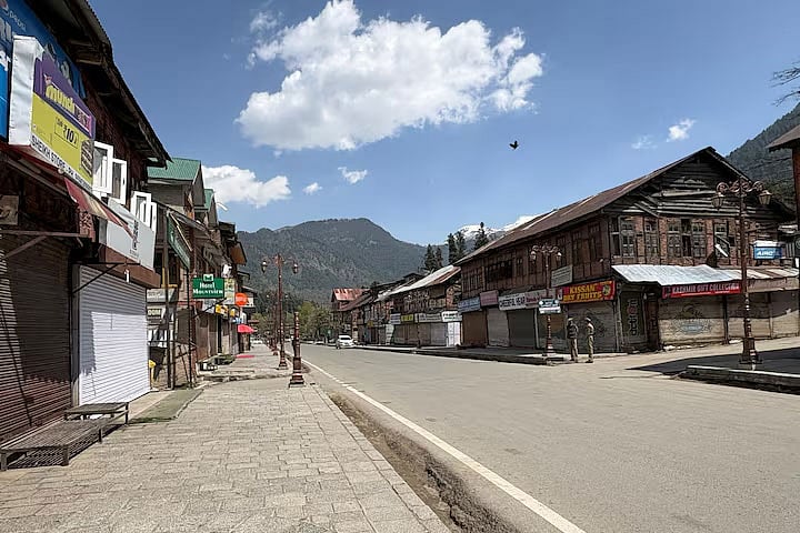পেহেলগাম হত্যাকাণ্ডের পর এলাকার বড় বাজার এলাকাটি সুনসান। ২৩ এপ্রিল