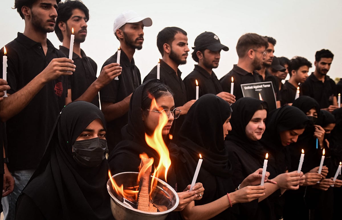 পেহেলগামে সন্ত্রাসী হামলার নিন্দা জানিয়ে মোমবাতি এবং মশাল হাতে কাশ্মীরের শিক্ষার্থীরা। পাঞ্জাবের চণ্ডীগড়ে, ২৭ এপ্রিল, ২০২৫