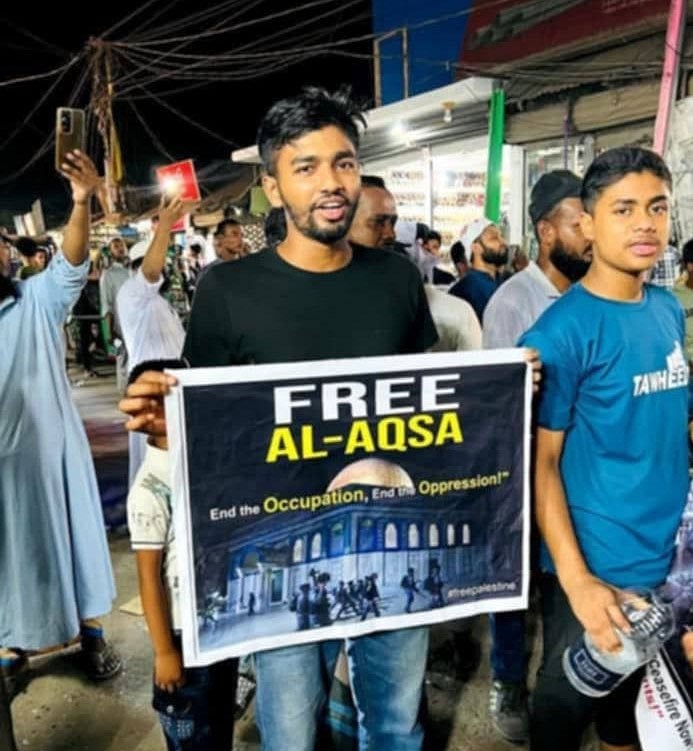 যুবদল কর্মী ইয়াছিন আরাফাত কিছুদিন আগে ফিলিস্থিনের গণহত্যার প্রতিবাদে বিক্ষোভ মিছিলে অংশ নেন। আজ এক তরুণকে বাঁচাতে গিয়ে সন্ত্রাসীদের গুলিতে প্রাণ হারান তিনি