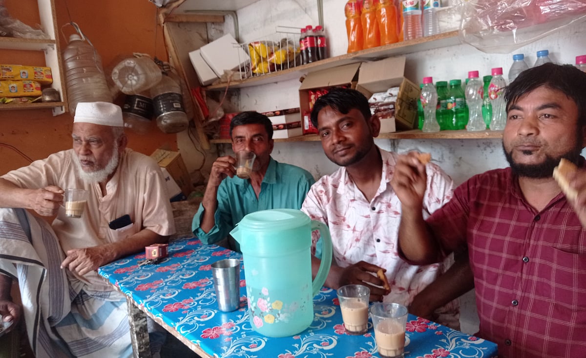 ‘জামাই-শ্বশুরের’ চায়ের দোকানে চা পান করতে আসেন নানা শ্রেণি–পেশার মানুষ। চাঁদপুরের মতলব দক্ষিণ উপজেলার কলেজ গেইট এলাকায়