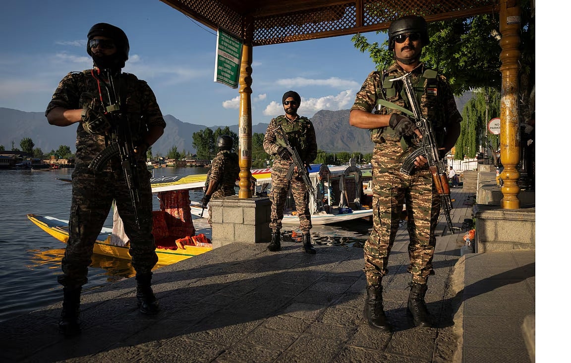 বন্দুকধারীদের হামলার পর থেকে কাশ্মীরে সতর্ক অবস্থানে নিরাপত্তা বাহিনীর সদস্যরা
