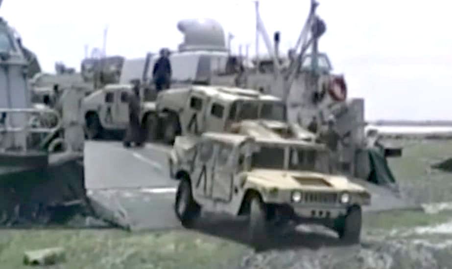 উপদ্রুত এলাকায় মার্কিন রণতরী থেকে নামছে গাড়ি