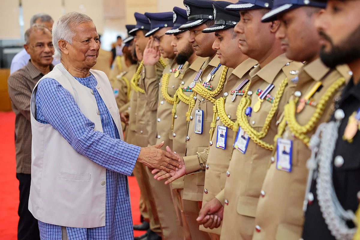 মঙ্গলবার রাজারবাগ পুলিশ লাইনসে পুলিশ সপ্তাহ-২০২৫ উদ্বোধনকালে পুলিশ সদস্যদের সঙ্গে মতবিনিময় করেন প্রধান উপদেষ্টা অধ্যাপক মুহাম্মদ ইউনূস