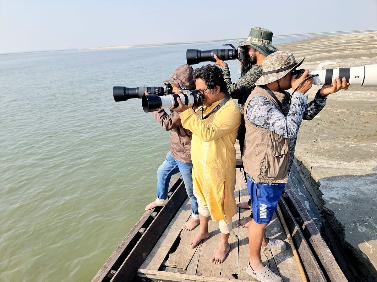 ব্রহ্মপুত্র নদে পাখির সন্ধানে আলোকচিত্রীগণ