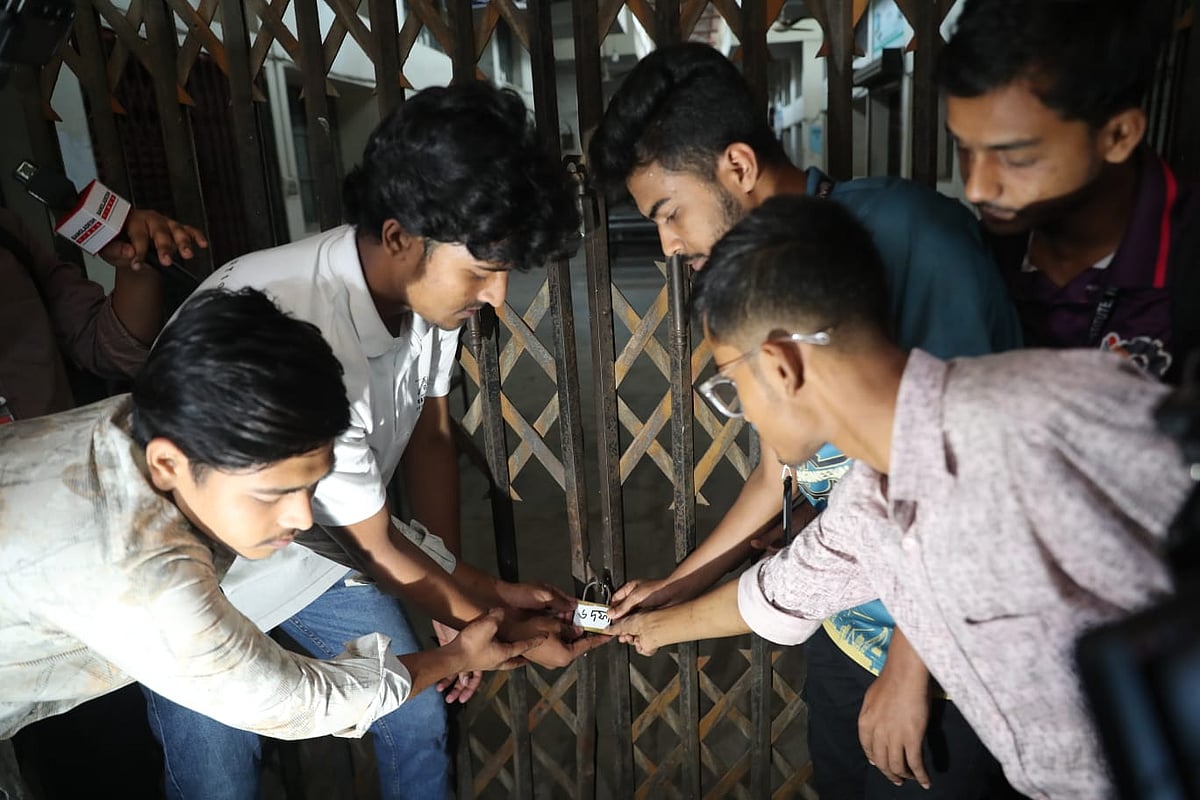 ঢাকা পলিটেকনিক ইনস্টিটিউটের বিভিন্ন ফটকে তালা ঝুলিয়ে দিয়ে ‘কমপ্লিট শাটডাউন’ কর্মসূচি পালন করছেন শিক্ষার্থীরা