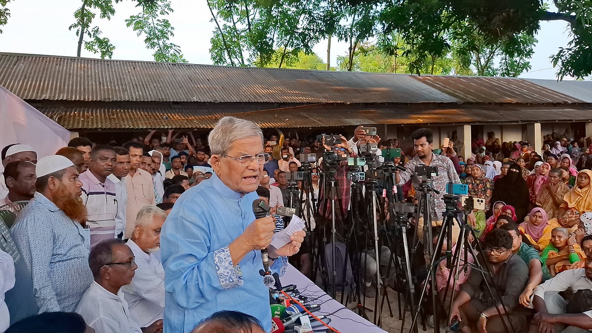 ঠাকুরগাঁওয়ে গণসংযোগের সময় বক্তব্য দেন বিএনপির মহাসচিব মির্জা ফখরুল ইসলাম। মঙ্গলবার বিকেলে সদর উপজেলার চিলারং ইউনিয়নের মোলানী উচ্চবিদ্যালয় মাঠে