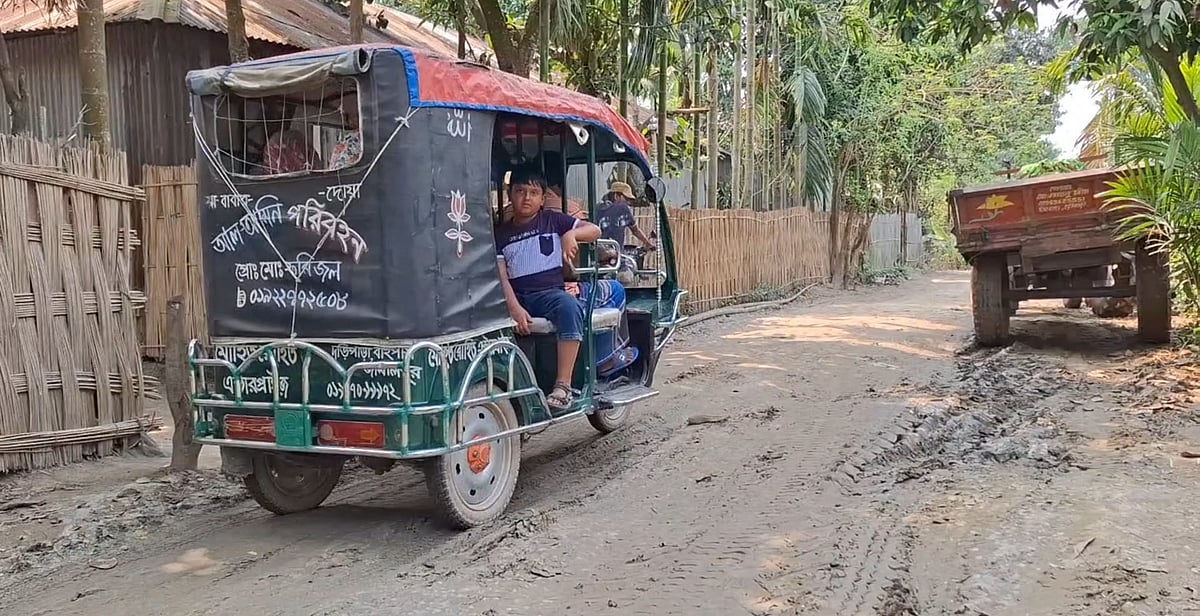 কুড়িগ্রামের রৌমারী উপজেলায় একটি সড়কের কাজ এক বছরের বেশি সময় ধরে অসমাপ্ত থাকায় ভোগান্তি নিয়ে চলাচল করছেন স্থানীয় বাসিন্দারা। গতকাল সোমবার বিকেলে উপজেলার দাঁতভাঙা ইউনিয়নের তেলির মোড় এলাকায়
