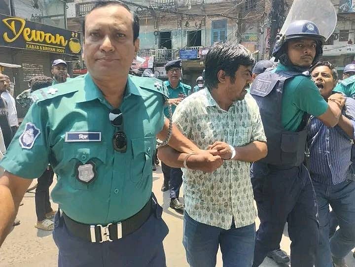 সমাবেশস্থল থেকে কয়েকজনকে ধরে নিয়ে যেতে দেখা যায় পুলিশকে। আজ বেলা সোয়া ১১টায় নগরের দেওয়ান হাট মোড়ে