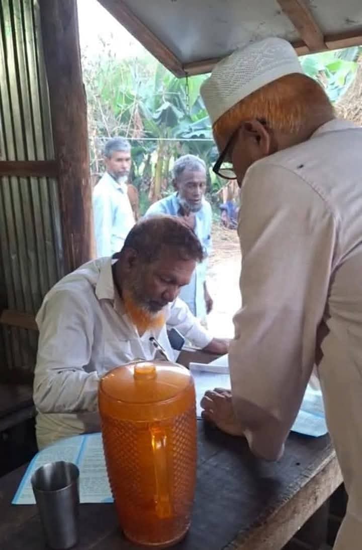জামায়াতের সহযোগী সংগঠনের সদস্য ফরম পূরণ করছেন আওয়ামী লীগের নেতা। গতকাল সোমবার