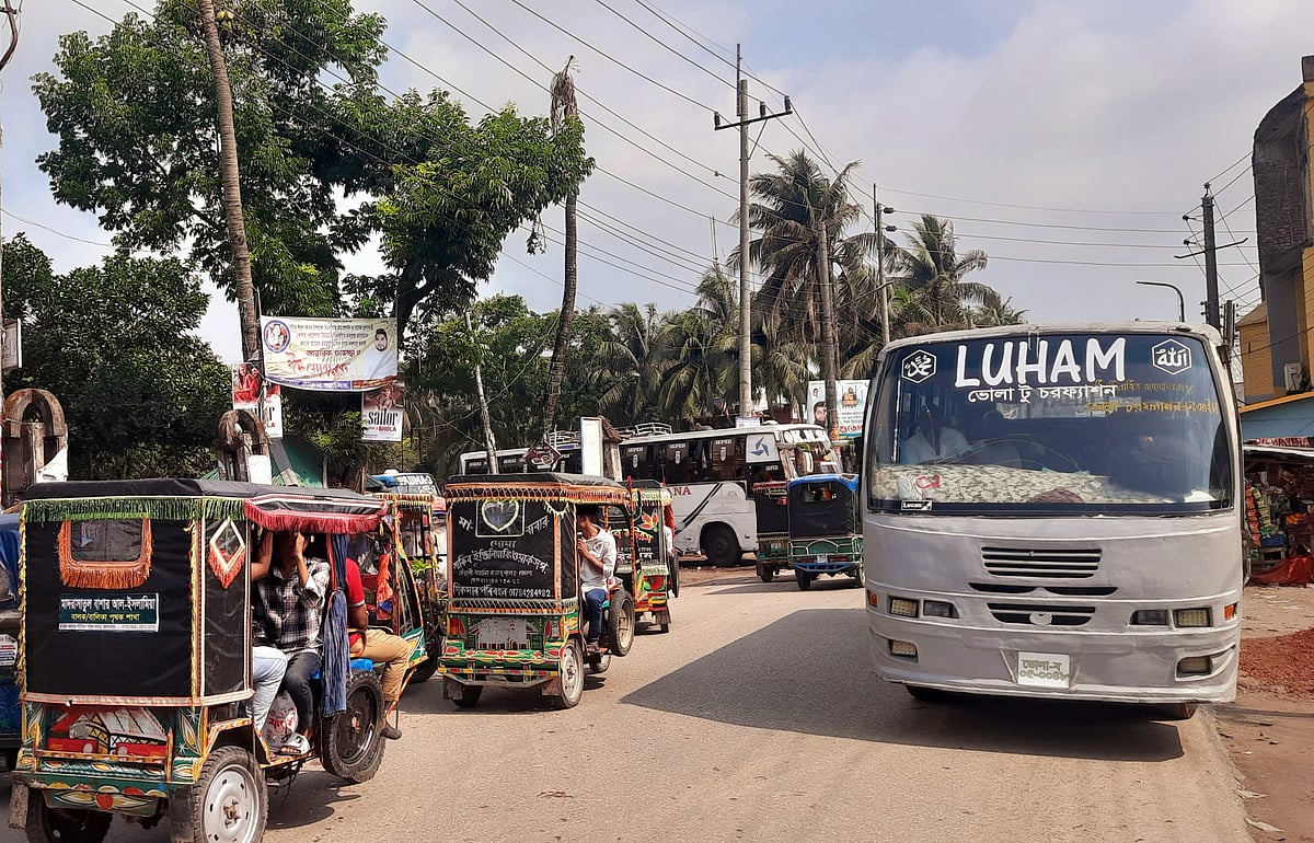 বাস ধর্মঘটের এক দিন পর ভোলা-চরফ্যাশনসহ পাঁচটি রুটে নিয়মিত বাস চলাচল শুরু হয়েছে। আজ মঙ্গলবার