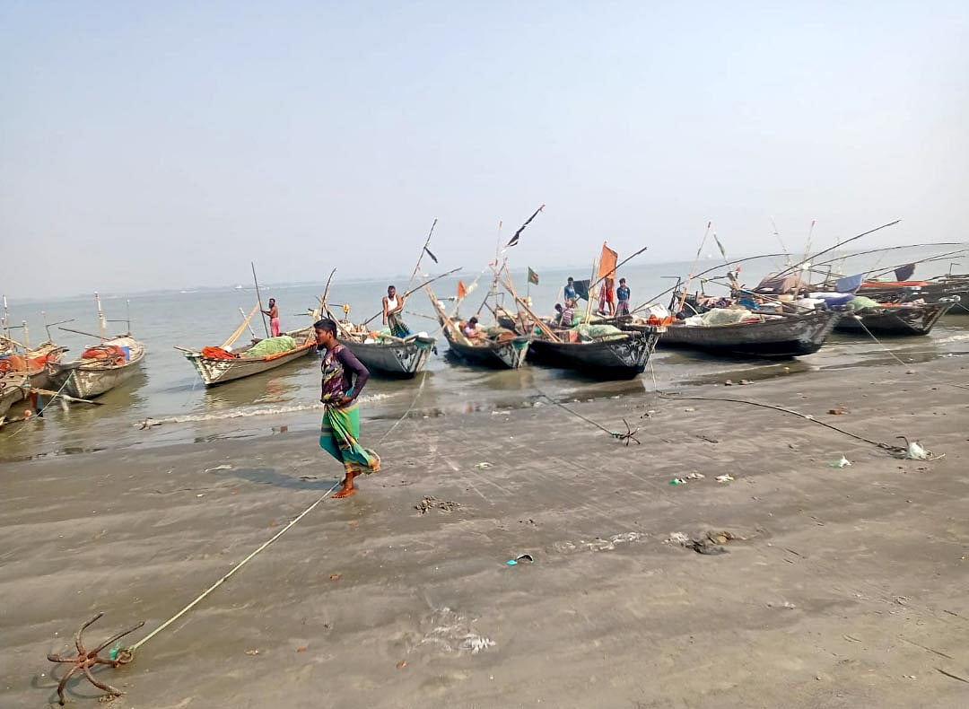 মেঘনায় মাছ ধরায় নিষেধাজ্ঞা শেষ হচ্ছে বুধবার। জাল ও নৌকা নিয়ে জেলেরা মাছ ধরার প্রস্তুতি নিচ্ছেন। আজ মঙ্গলবার সকালে চাঁদপুরের মতলব উত্তর উপজেলার ষাটনল এলাকায়