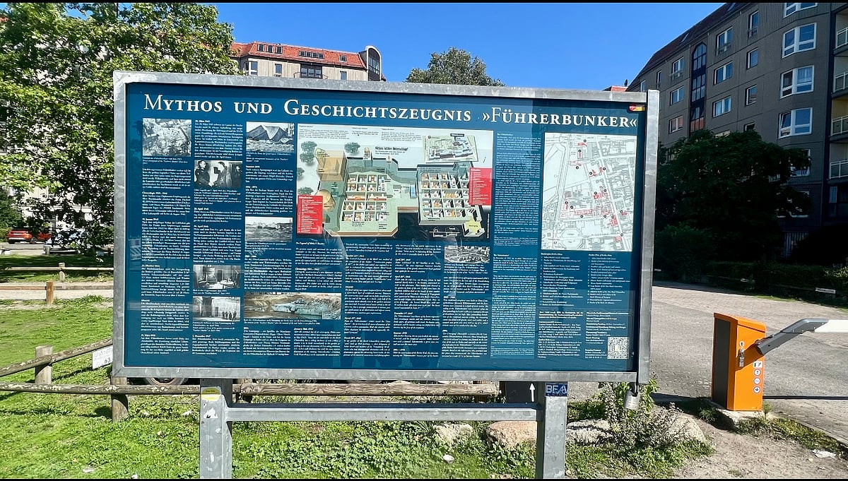 জার্মানির বার্লিনে হিটলারের বাংকারটি আর নেই। তার ওপর তৈরি হয়েছে ভবন। তবে সেখানে রয়েছে বাংকারটির নকশা