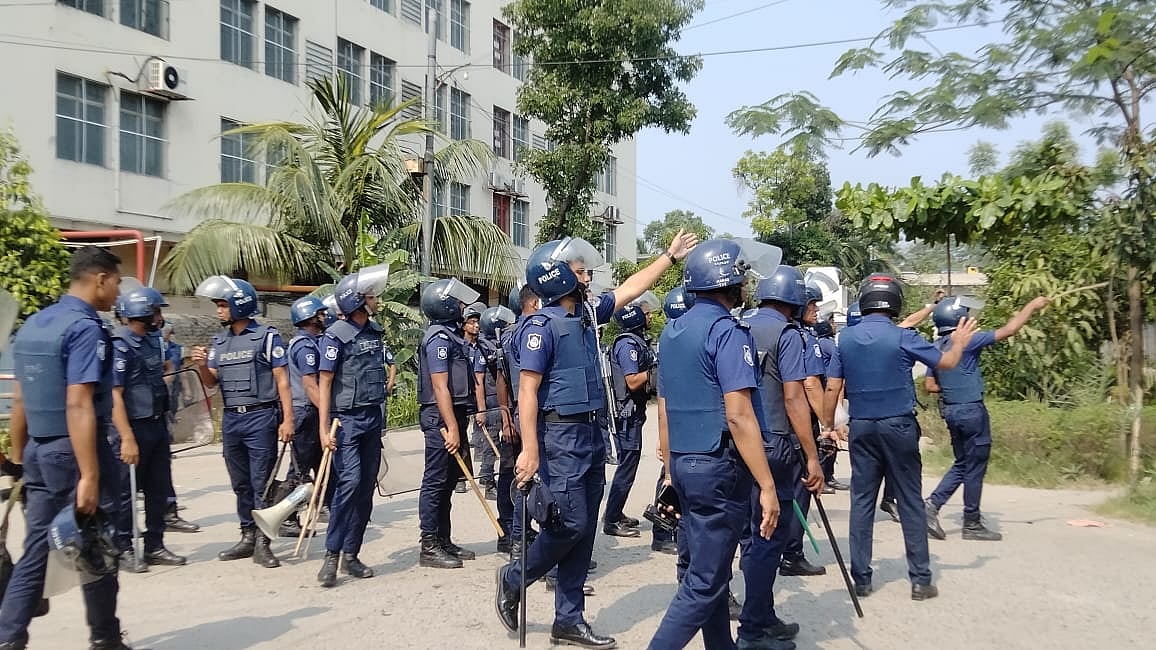 গাজীপুরের টঙ্গীতে শ্রমিক অসন্তোষ নিয়ন্ত্রণে আইনশৃঙ্খলা রক্ষাকারী বাহিনী। মঙ্গলবার সকালে মিলগেট এলাকায়