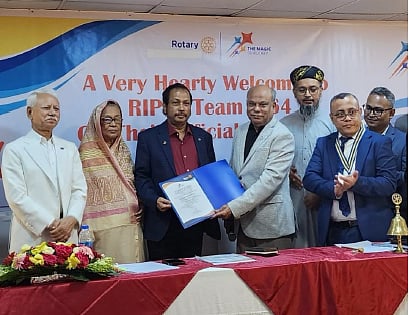 রোটারির বিভিন্ন কর্মকাণ্ডে সাফল্যের জন্য রোটারিয়ানদের বিশেষ সম্মাননা প্রদান করা হয়