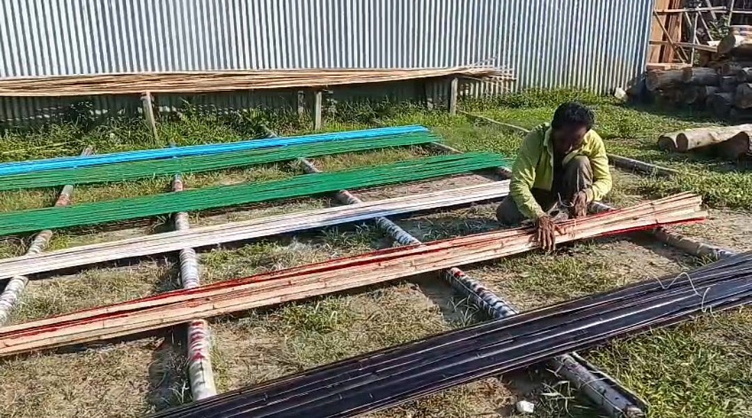 টিনের ঘরের জন্য বাঁশের সিলিং বানাতে বাঁশ বাঁধার কাজ করছেন এক কারিগর। চাঁদপুরের মতলব উত্তর উপজেলার ছটাকি গ্রামে