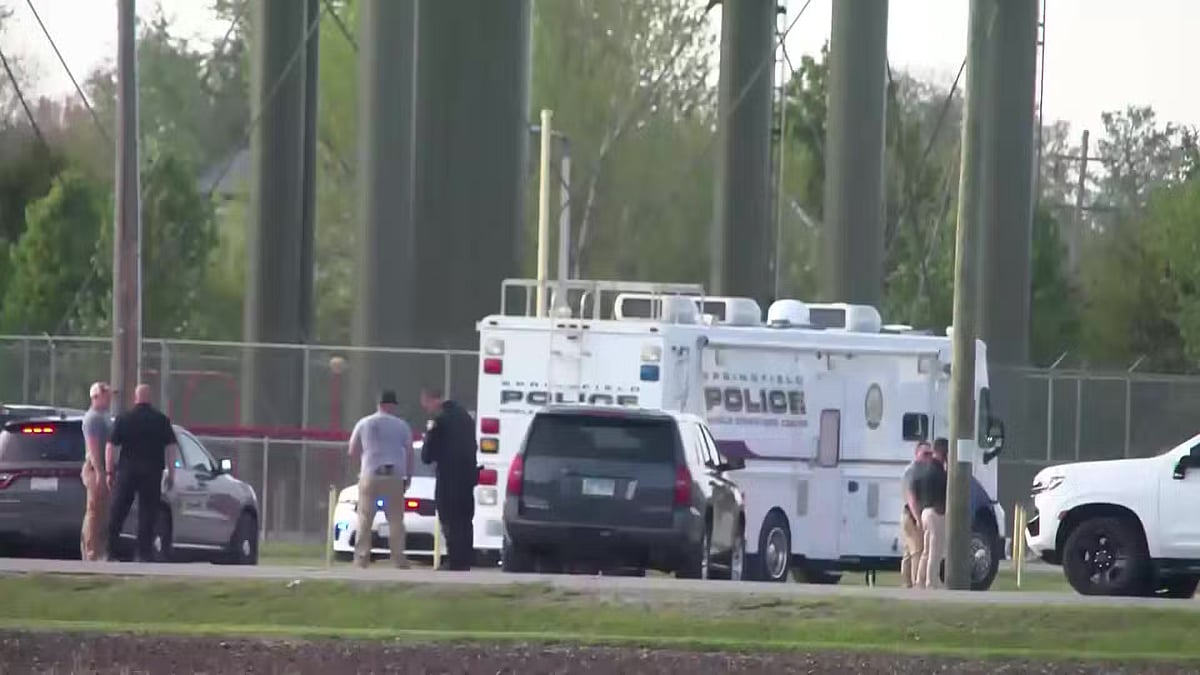 ইলিনয়ের চ্যাথাম গ্রামে গতকাল সোমবার বিকেলে একটি গাড়ি তীব্রগতিতে একটি ভবনের এক পাশ দিয়ে ঢুকে অন্য পাশ দিয়ে বের হয়ে যাওয়ার পর ঘটনাস্থলে আইনশৃঙ্খলা বাহিনীর সদস্যরা