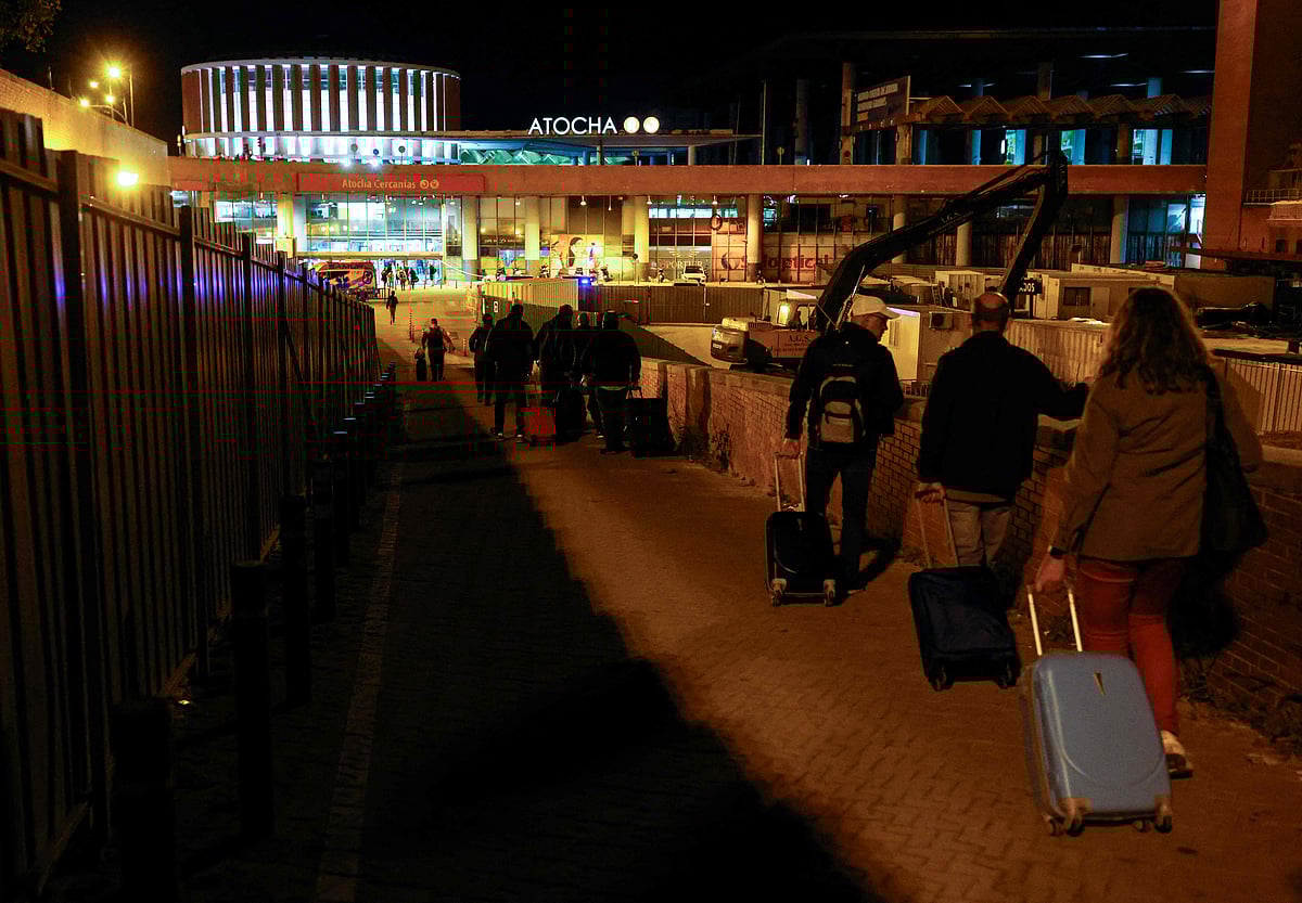 বিদ্যুৎবিভ্রাটের কারণে ট্রেন চলছে না স্পেনে, ভোগান্তিতে পড়েছেন যাত্রীরা