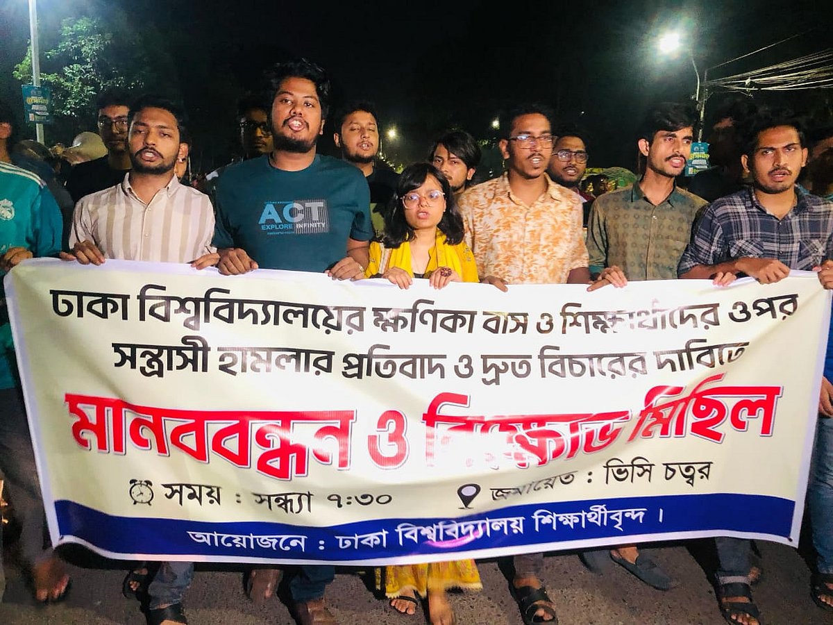 উত্তরায় ঢাকা বিশ্ববিদ্যালয়ের বাসে হামলার প্রতিবাদে ক্যাম্পাসে বিক্ষোভ মিছিল করেছেন একদল শিক্ষার্থী। ঢাকা, ২৯ এপ্রিল