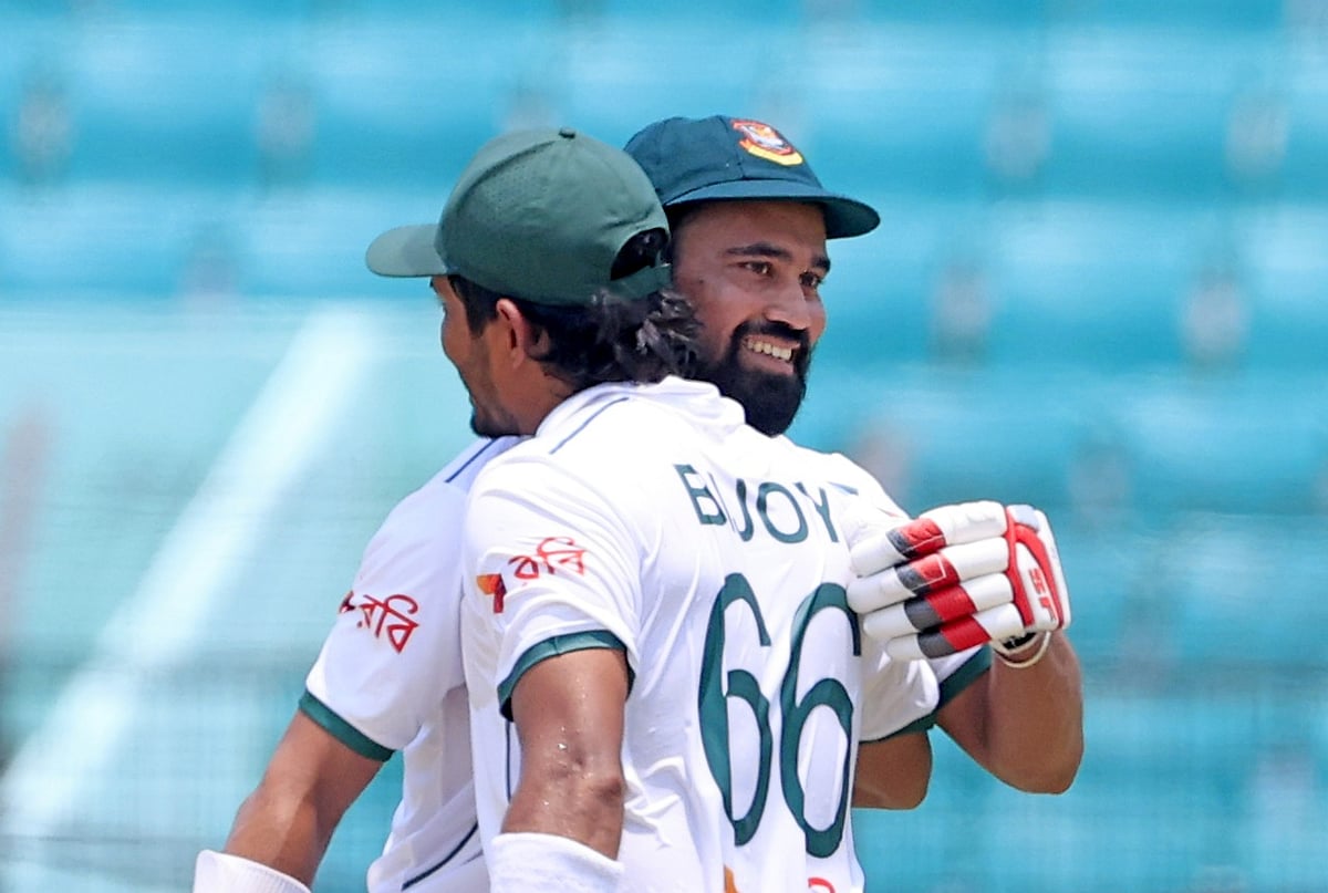 হাফ সেঞ্চুরির পর সাদমানকে এনামুলের অভিনন্দন