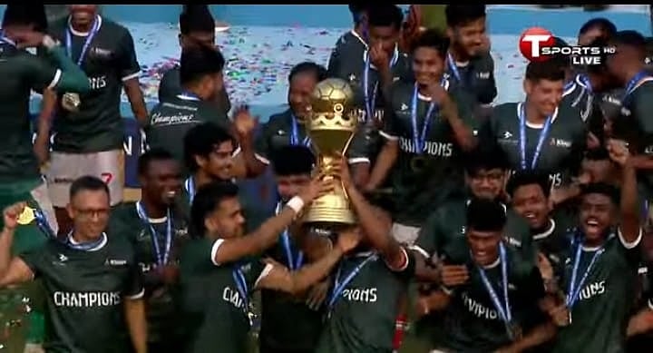 ফেডারেশন কাপের ট্রফি নিয়ে বসুন্ধরা কিংসের খেলোয়াড়দের উচ্ছ্বাস