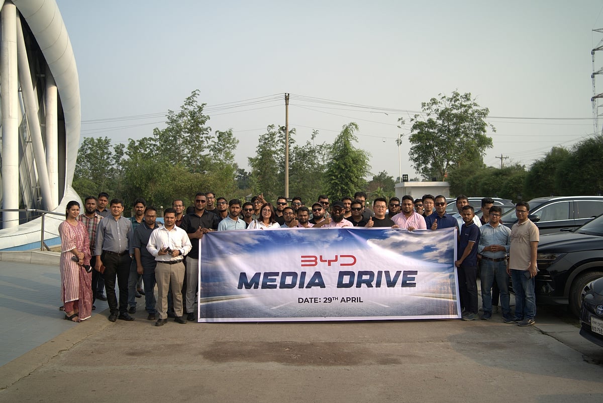 সাংবাদিক ও অতিথিদের সিলায়ন-৬ মডেলের গাড়িতে ভ্রমণের অভিজ্ঞতা দিতে সিজি রানার বাংলাদেশ ‘বিওয়াইডি মিডিয়া ড্রাইভ’ এর আয়োজন করে। ছবিটি মঙ্গলবার মাওয়া এলাকা থেকে তোলা