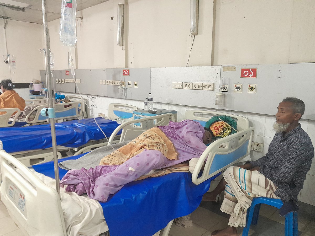 নীলফামারী সদরে গ্যাস সিলিন্ডারের লিকেজ থেকে আগুনে দগ্ধ মেয়ের পাশে বসে আছেন বাবা বাবুল ইসলাম। আজ দুপুরে রংপুর মেডিকেল কলেজ হাসপাতালের বার্ন ও প্লাস্টিক সার্জারি বিভাগে