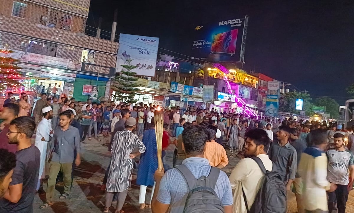 বরিশাল বিশ্ববিদ্যালয়ের সামনের মহাসড়কে আন্দোলনরত শিক্ষার্থীদের অবরোধ। মঙ্গলবার রাতে