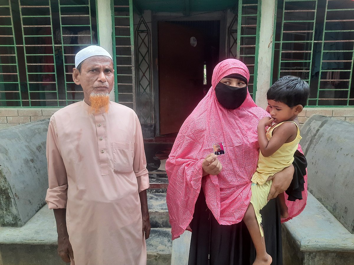 টাঙ্গাইলের ঘাটাইল উপজেলার নাজির উদ্দিনকে চাকরির কথা বলে রাশিয়ায় নিয়ে যুদ্ধে পাঠানো হয়। এখন তাঁর খোঁজ পাচ্ছে না পরিবার। উদ্বেগে দিন কাটাচ্ছেন তাঁর বাবা, স্ত্রী ও সন্তান