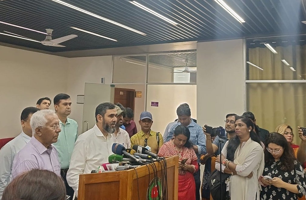 নির্বাচন ভবনে সাংবাদিকদের প্রশ্নের জবাব দেন নির্বাচন কমিশনার আবুল ফজল মো. সানাউল্লাহ। ৩০ এপ্রিল