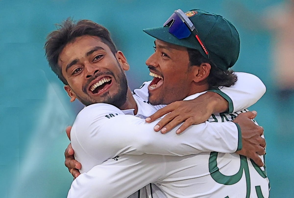 সেঞ্চুরির পর ৫ উইকেট নেওয়ার কীর্তি গড়েছেন মেহেদী হাসান মিরাজ