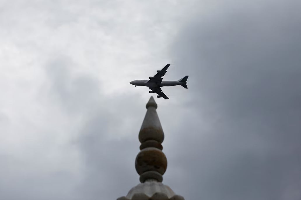 পাকিস্তানের করাচিতে উড়ছে একটি উড়োজাহাজ