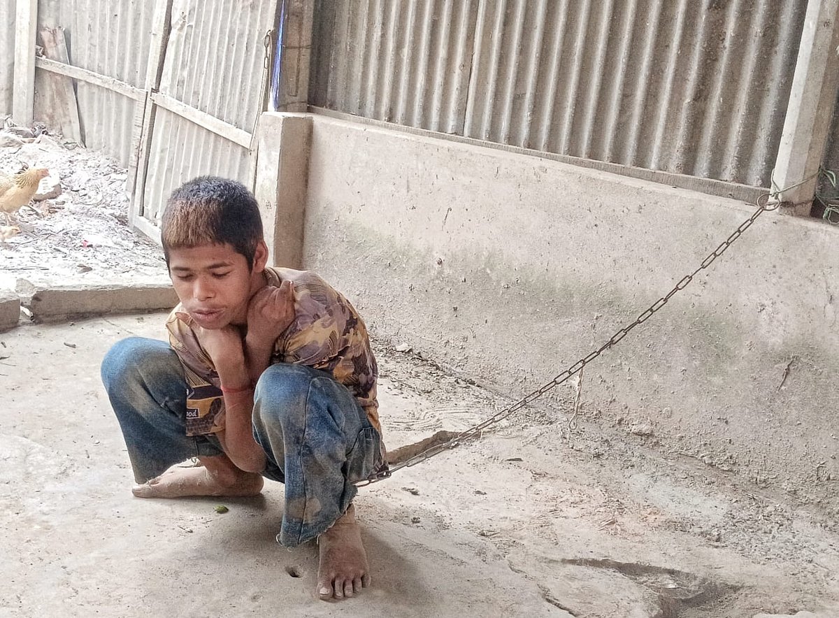 ময়মনসিংহের ফুলবাড়িয়ার তরুণ বিনন্দ ঋষি বিনা চিকিৎসায় শিকলবন্দী জীবন কাটাচ্ছেন