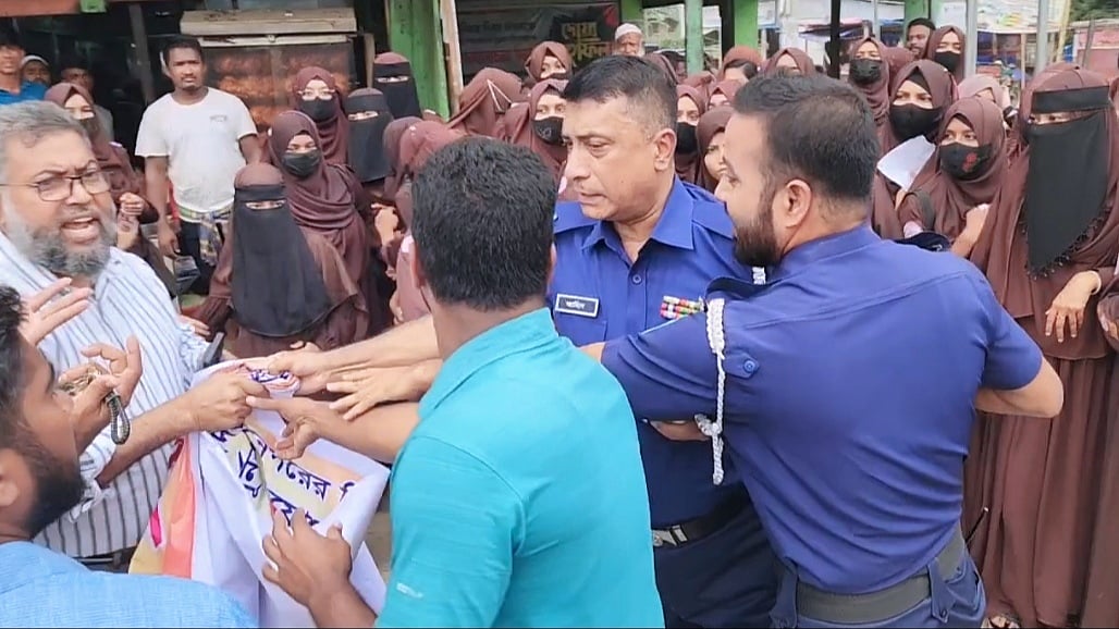 কুমিল্লার মুরাদনগরে উপদেষ্টা আসিফ মাহমুদের পদত্যাগের দাবিতে বিক্ষোভ মিছিলে পুলিশের বাধা। বুধবার উপজেলা সদরে