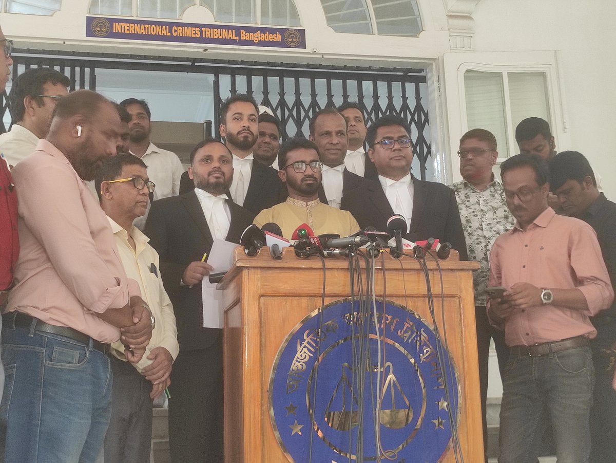 আন্তর্জাতিক অপরাধ ট্রাইব্যুনালে অভিযোগ জমা দিয়ে সাংবাদিকদের সঙ্গে কথা বলছেন গণ অধিকার পরিষদের সাধারণ সম্পাদক মো. রাশেদ খান