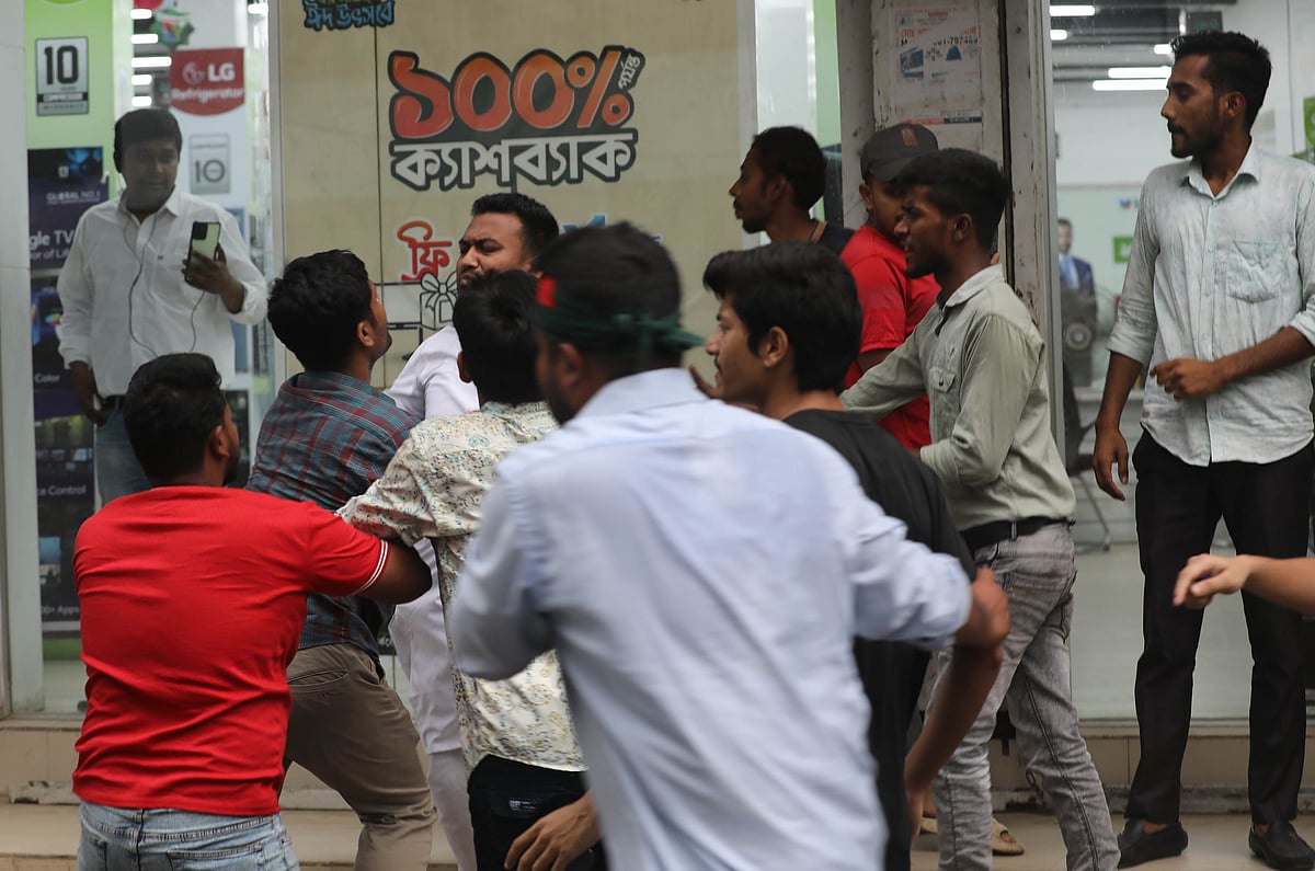 বগুড়ায় এনসিপির সমাবেশে বৈষম্যবিরোধী দুই পক্ষের মধ্যে মারামারি। বুধবার বিকেলে শহীদ টিটু মিলনায়তন চত্বরে