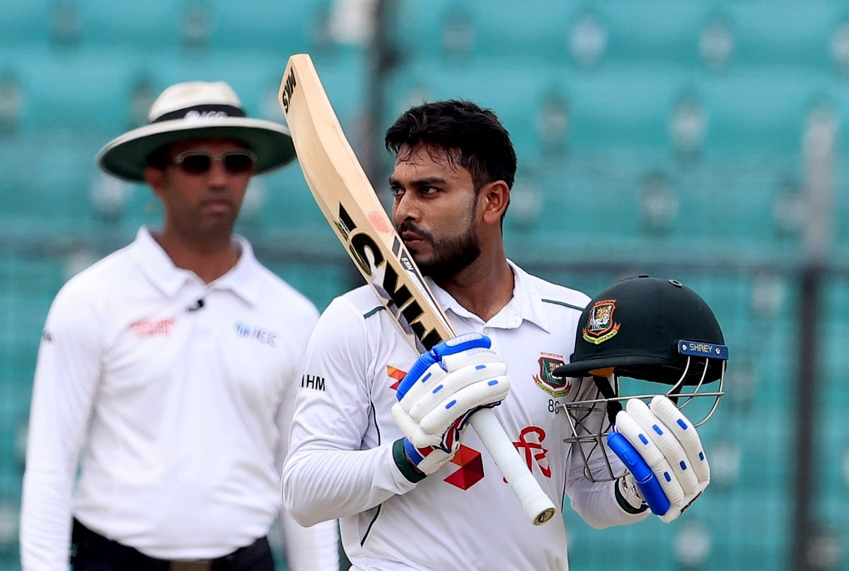 সেঞ্চুরির পর ব্যাটে চুমু মিরাজের