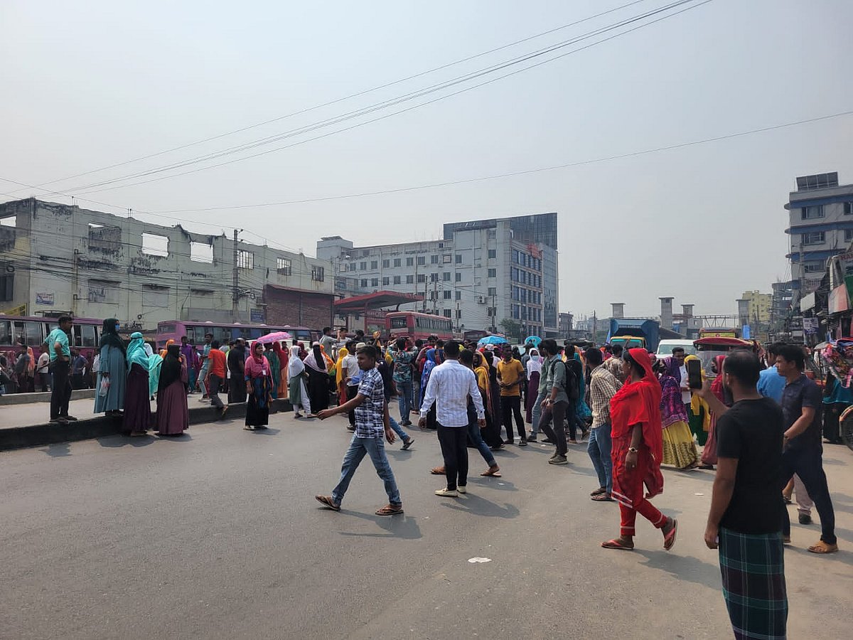 গাজীপুরের টঙ্গীতে বকেয়া বেতনের দাবিতে ঢাকা-ময়মনসিংহ মহাসড়কে শ্রমিকদের অবরোধ। আজ সকাল ১০টার দিকে টঙ্গীর এশিয়া পাম্প এলাকায়