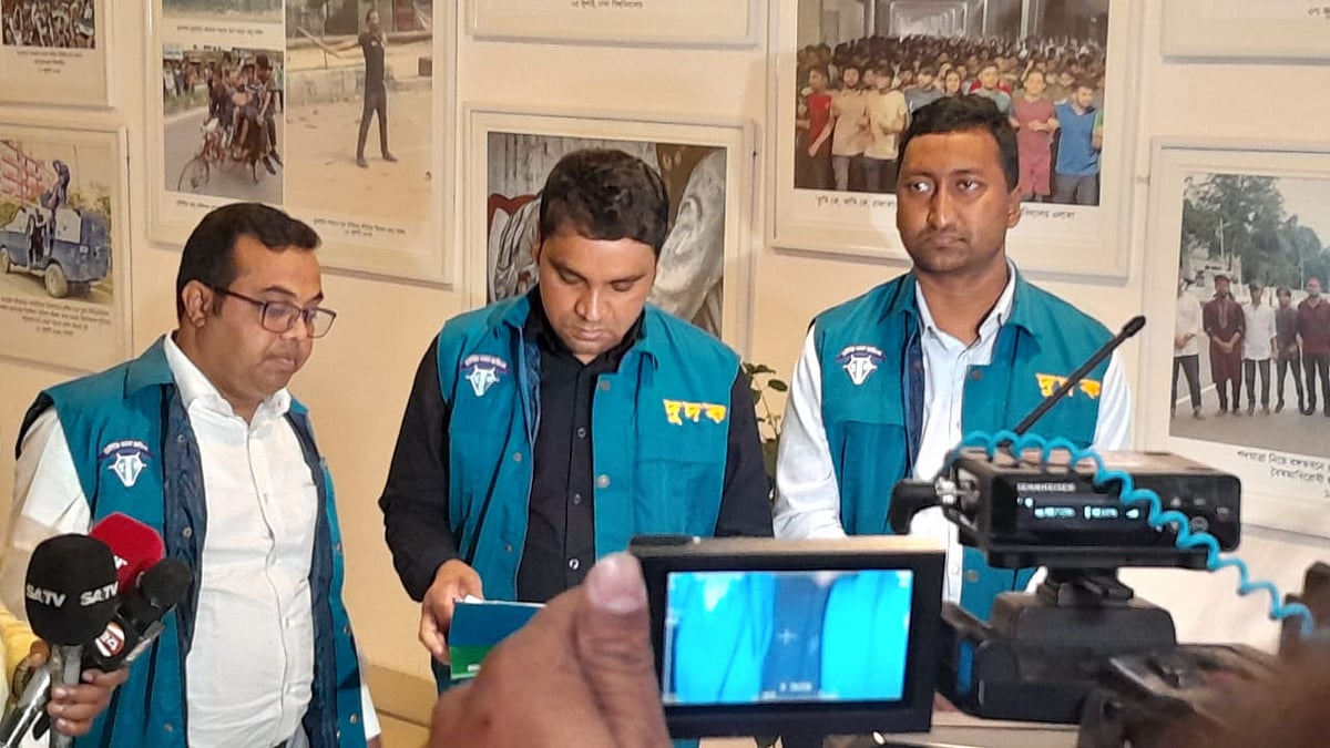 ঢাকা উত্তর সিটি করপোরেশনে (ডিএনসিসি) অভিযানে দুর্নীতি দমন কমিশনের (দুদক) কর্মকর্তারা