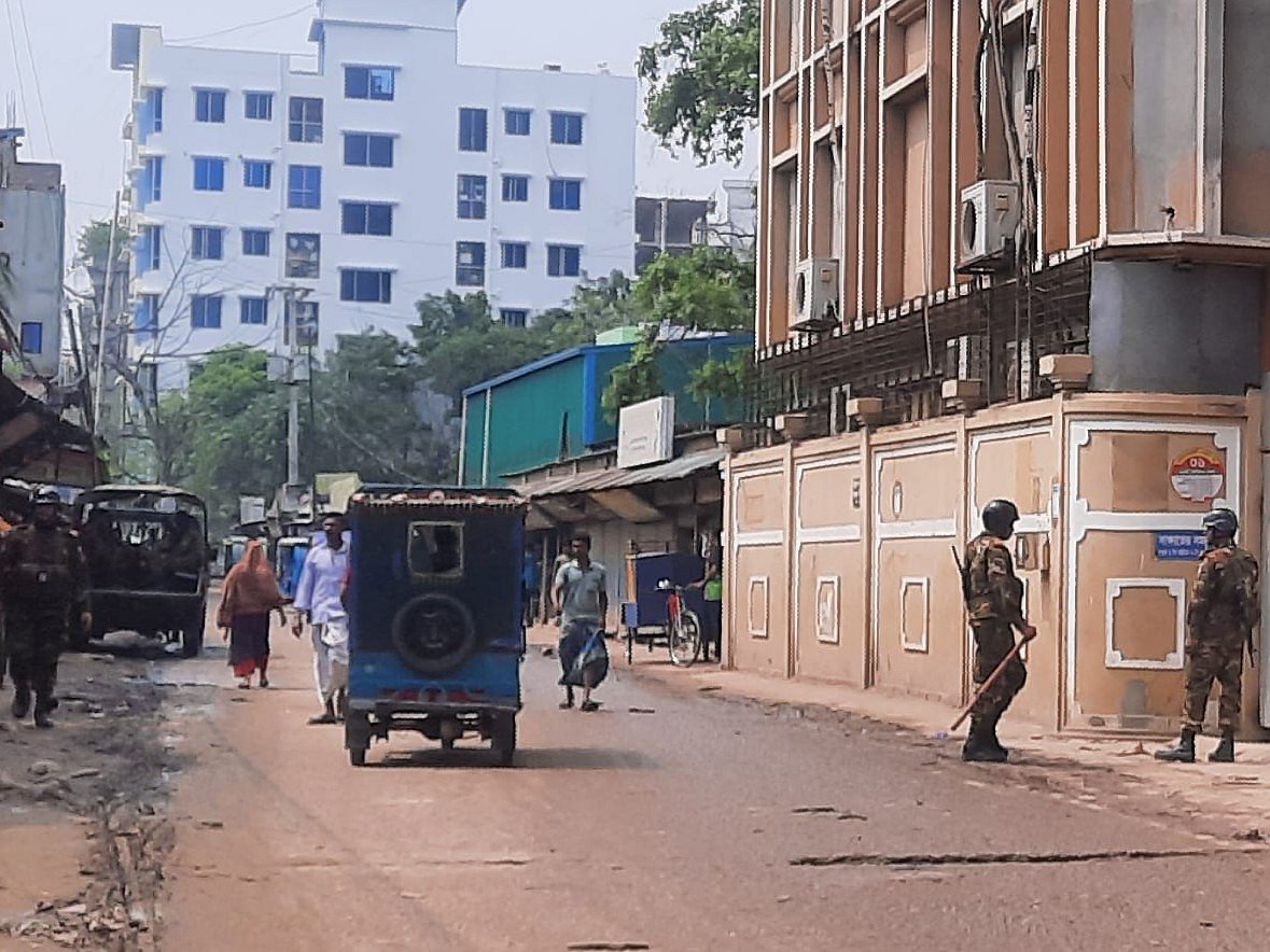 গাজীপুর মহানগরীর কোনাবাড়ী এলাকায় যেকোনো ধরনের বিশৃঙ্খল অবস্থা ঠেকাতে বন্ধ ঘোষিত কারখানার সামনে অবস্থান নিয়েছেন যৌথ বাহিনীর সদস্যরা। আজ সকাল সকাল ১০টার দিকে