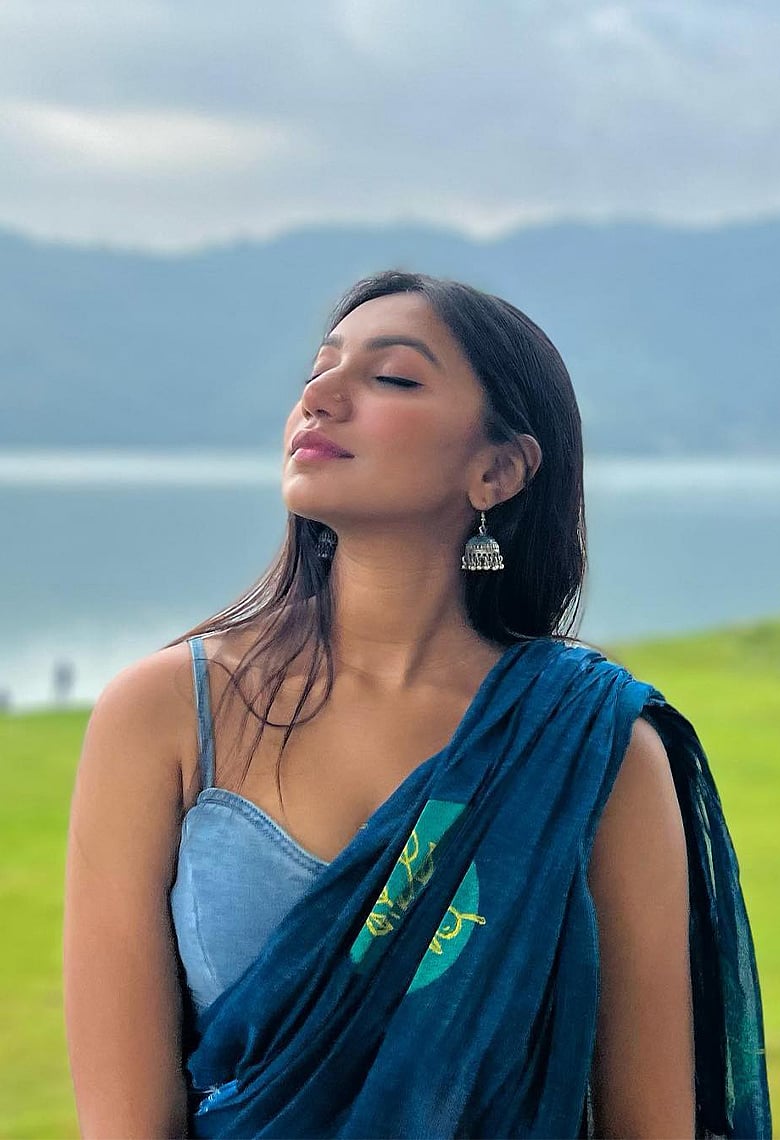 মোহনীয় ১০টি শাড়ির লুকে স্লিভলেস সুনেরাহ
