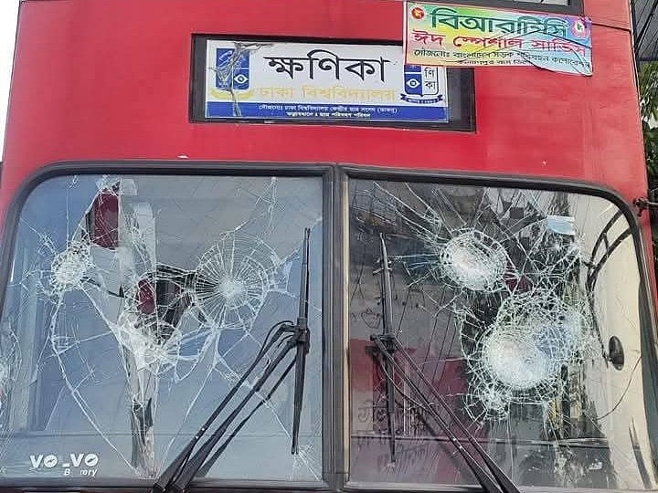 ঢাকা বিশ্ববিদ্যালয়ের শিক্ষার্থীদের বহনকারী ‘ক্ষণিকা’ বাসে হামলা ও ভাঙচুরের ঘটনা ঘটে