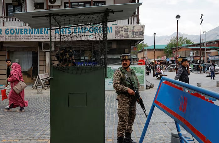 কাশ্মীরের শ্রীনগরে রাস্তায় সতর্ক পাহারায় ভারতের নিরাপত্তা বাহিনীর এক সদস্য। ২৬ এপ্রিল ২০২৫