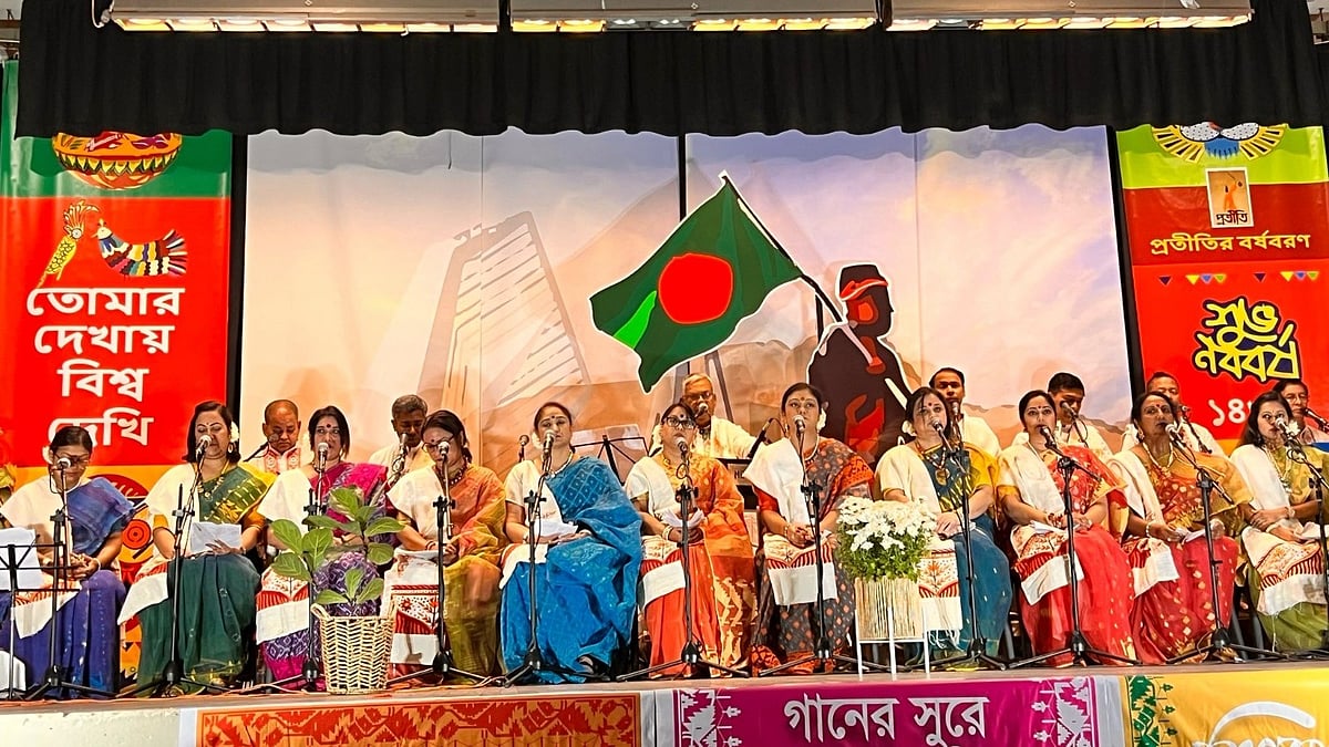 সংগীত পরিবেশন করছে প্রতীতি। ছবি: প্রথম আলো