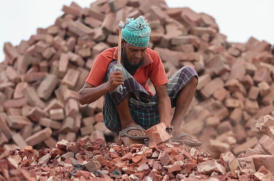 ‘অনেক শ্রমিক অনানুষ্ঠানিক খাতে কাজ করেন, যেখানে নেই কোনো সুনির্দিষ্ট চাকরির নিরাপত্তা, নেই শ্রমিককল্যাণ সুবিধা এবং নেই সংগঠনের অধিকার।’