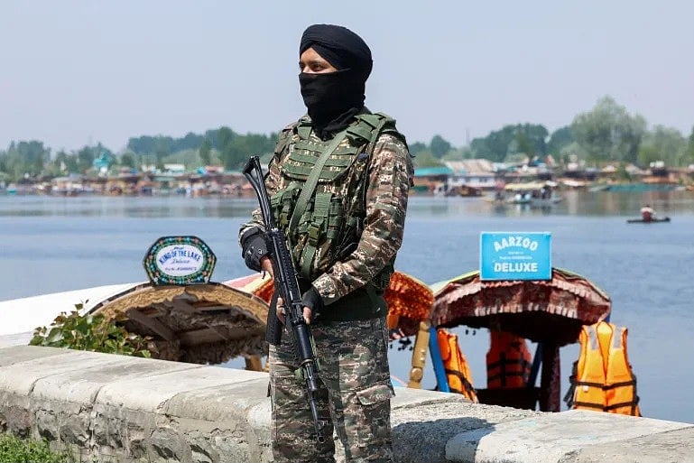 পেহেলগামে হামলার পর ভারত–নিয়ন্ত্রিত কাশ্মীরে নিরাপত্তা বাহিনীর টহল। ২৭ এপ্রিল, ডাল লেক