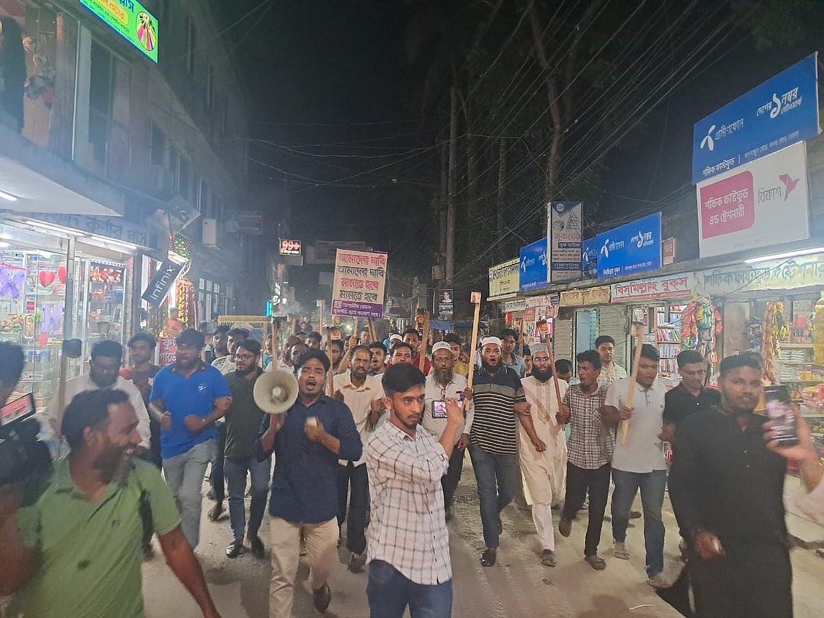 পাঁচ দফা দাবিতে গতকাল মঙ্গলবার রাতে ভোলায় মিছিল করেন বিক্ষোভকারীরা