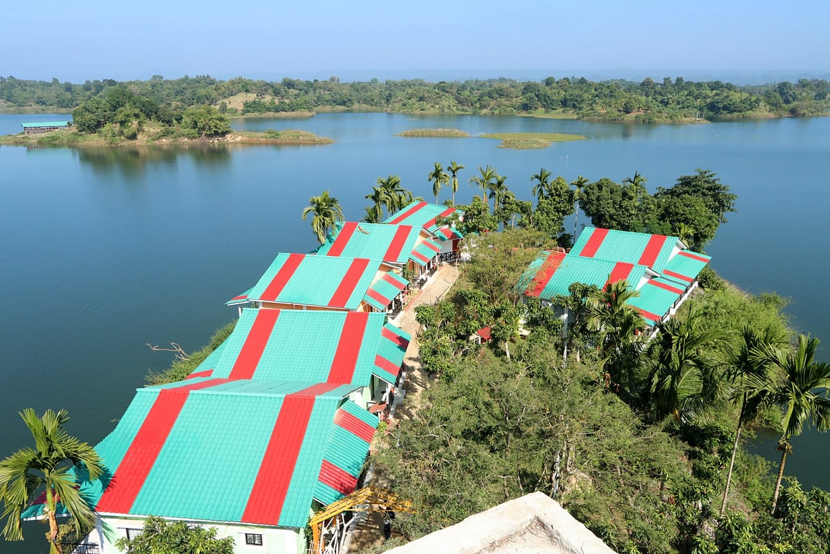 রাঙামাটির কাটাছড়ি এলাকায় গড়ে উঠেছে ‘রাঙাদ্বীপ রিসোর্ট’। কাপ্তাই হ্রদের দ্বীপে গড়ে ওঠা রিসোর্টটিতে বসে উপভোগ করা যায় হ্রদের মনোরম দৃশ্য। সম্প্রতি তোলা