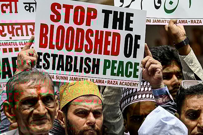 কাশ্মীরে সন্ত্রাসী হামলার প্রতিবাদে ভারতের মুম্বাইয়ে হিন্দু–মুসলমানদের প্রতিবাদ